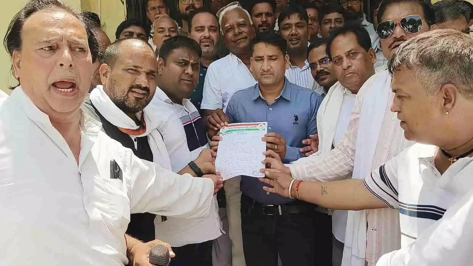 देवली उपखंड कार्यालय के बाहर उपखंड अधिकारी को ईंधन मूल्य वृद्धि के विरोध में ज्ञापन सौंपते कांग्रेस पदाधिकारी और कार्यकर्ता। देवली उपखंड कार्यालय के बाहर उपखंड अधिकारी को ईंधन मूल्य वृद्धि के विरोध में ज्ञापन सौंपते कांग्रेस पदाधिकारी और कार्यकर्ता।