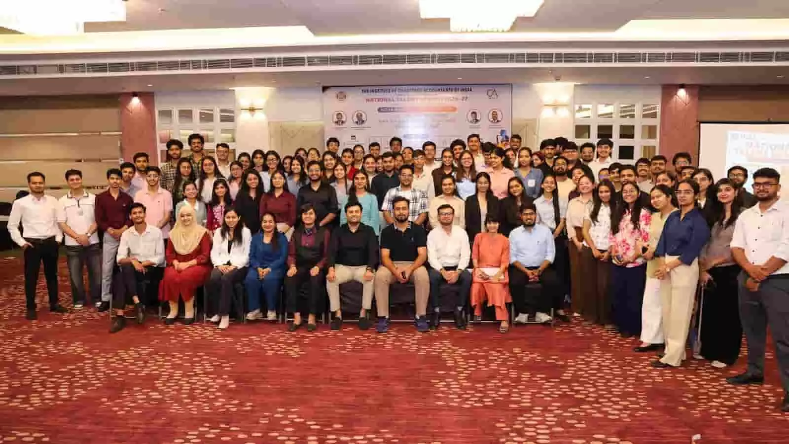 कोटा के एक होटल में नेशनल टैलेंट सर्च कार्यक्रम के दौरान सामूहिक तस्वीर खिंचवाते हुए सीए विद्यार्थी और आयोजक समिति। कोटा के एक होटल में नेशनल टैलेंट सर्च कार्यक्रम के दौरान सामूहिक तस्वीर खिंचवाते हुए सीए विद्यार्थी और आयोजक समिति।
