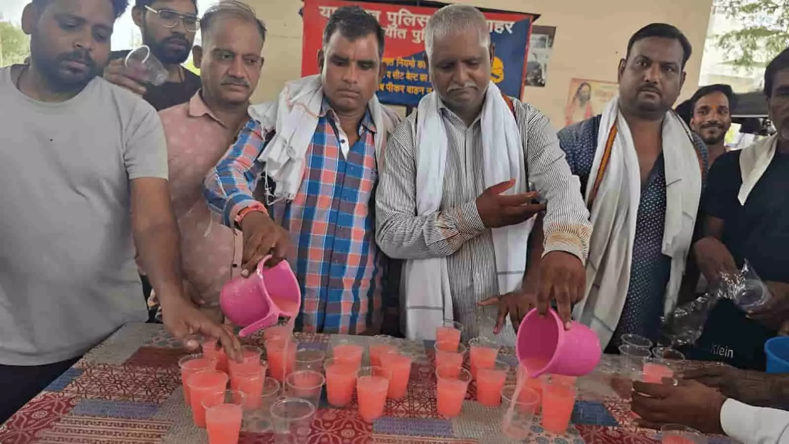 कोटा के आईएल चौराहे पर ग्यारस के अवसर पर राहगीरों को मिल्क शेक शरबत वितरित करते सेवादार और व्यापार संघ के पदाधिकारी। कोटा के आईएल चौराहे पर ग्यारस के अवसर पर राहगीरों को मिल्क शेक शरबत वितरित करते सेवादार और व्यापार संघ के पदाधिकारी।