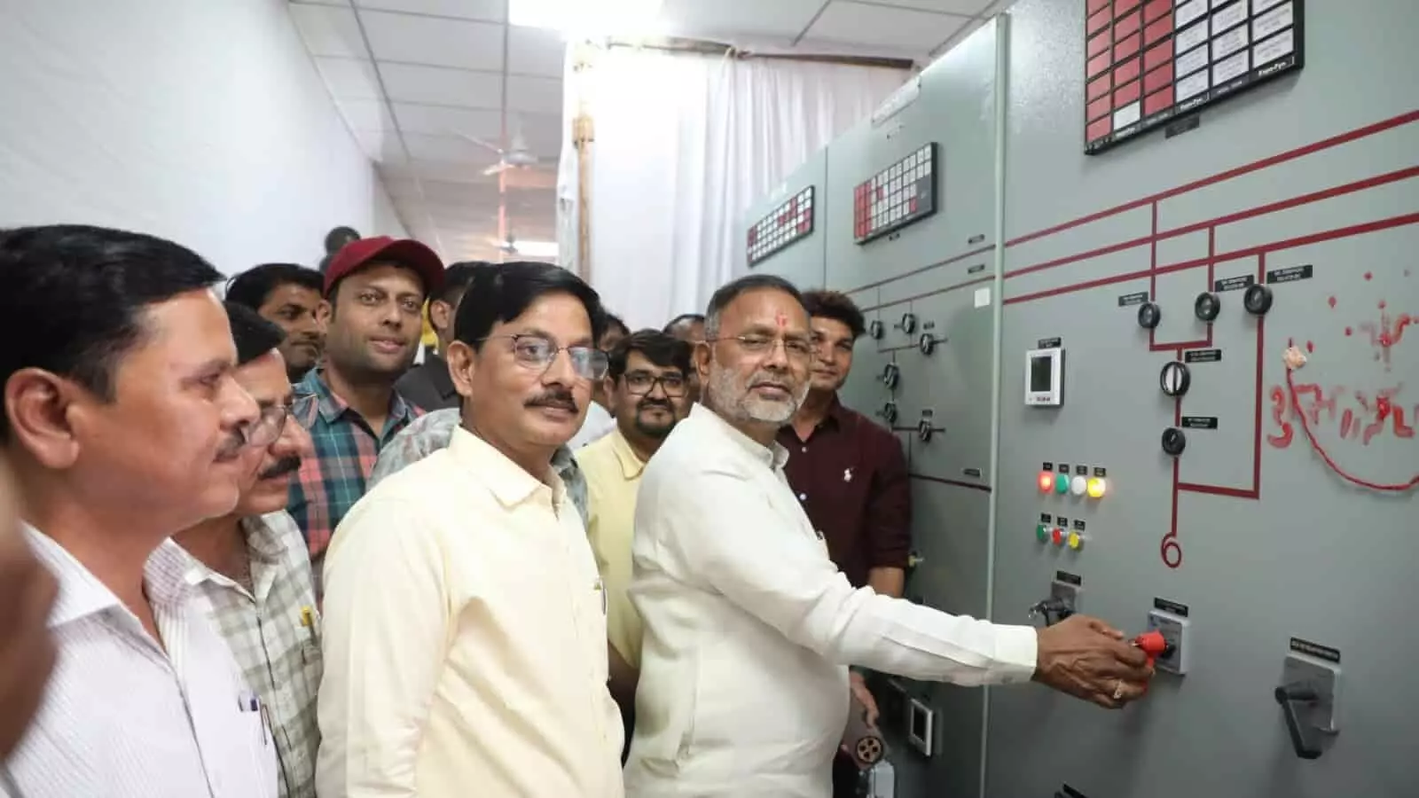 कोटा के सकतपुरा सब-स्टेशन में बिजली नियंत्रण कक्ष के अंदर लगे पैनल बोर्ड का स्विच दबाकर नए पावर ट्रांसफार्मर का लोकार्पण करते ऊर्जा मंत्री हीरालाल नागर। कोटा के सकतपुरा सब-स्टेशन में बिजली नियंत्रण कक्ष के अंदर लगे पैनल बोर्ड का स्विच दबाकर नए पावर ट्रांसफार्मर का लोकार्पण करते ऊर्जा मंत्री हीरालाल नागर।