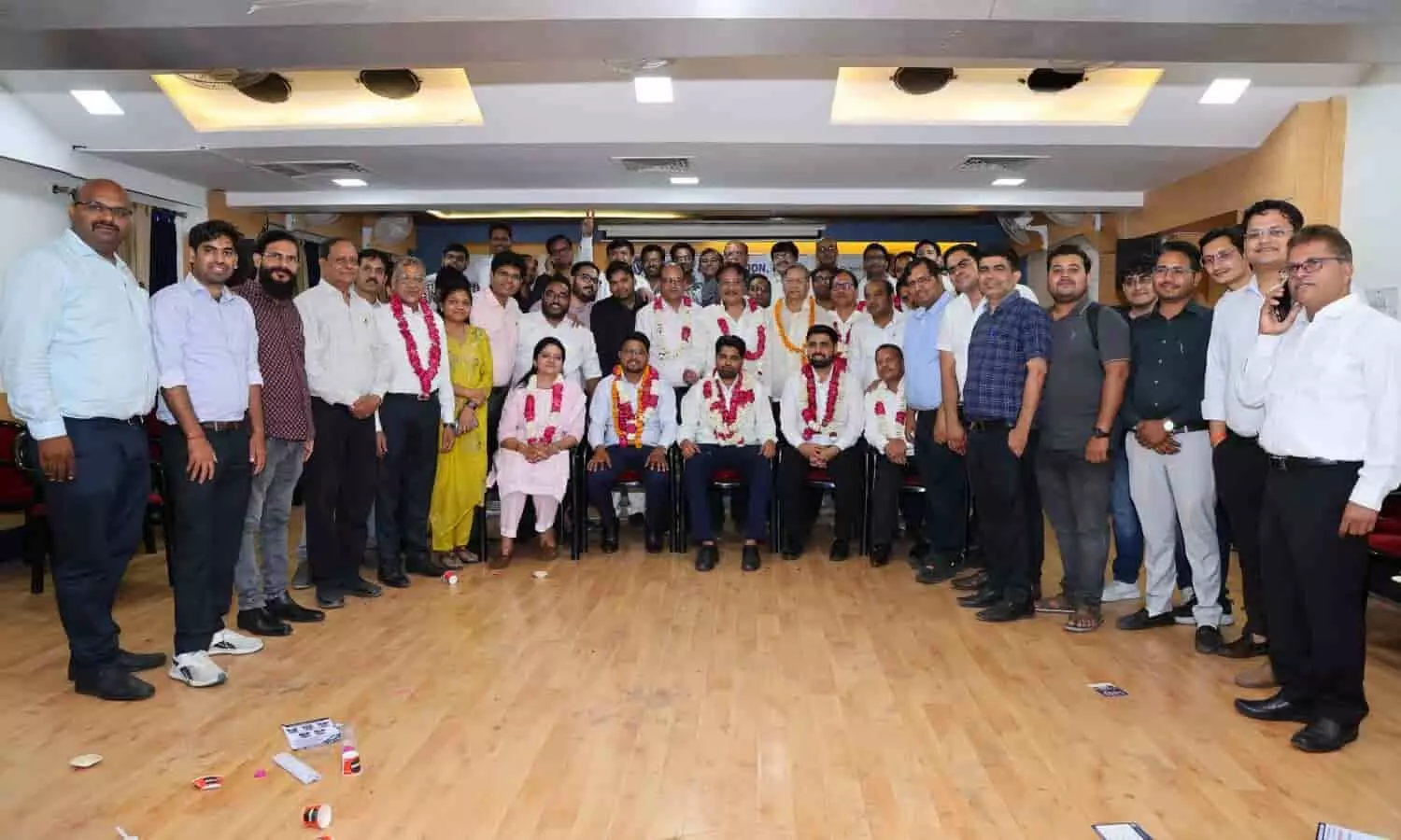 कोटा में टैक्स बार एसोसिएशन चुनाव जीतने के बाद फूलों की माला पहने नवनिर्वाचित पदाधिकारी और उपस्थित सदस्य। कोटा में टैक्स बार एसोसिएशन चुनाव जीतने के बाद फूलों की माला पहने नवनिर्वाचित पदाधिकारी और उपस्थित सदस्य।