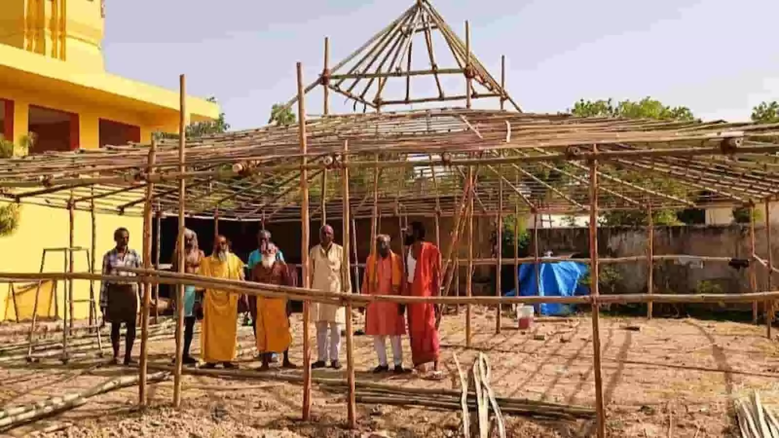 बारां के परमहंस आश्रम में महायज्ञ के लिए बांस से यज्ञशाला का निर्माण करते लोग।