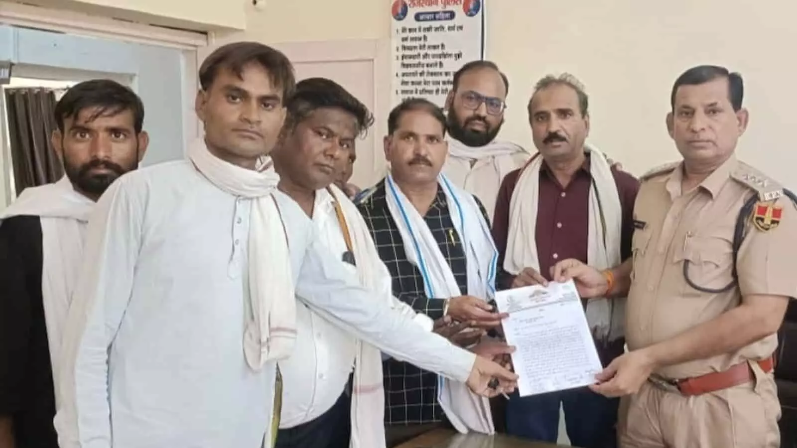 बारां में कांग्रेस सेवादल के कार्यकर्ता डीएसपी हरिराम सोनी को यातायात व्यवस्था सुधारने के लिए ज्ञापन सौंपते हुए। बारां में कांग्रेस सेवादल के कार्यकर्ता डीएसपी हरिराम सोनी को यातायात व्यवस्था सुधारने के लिए ज्ञापन सौंपते हुए।