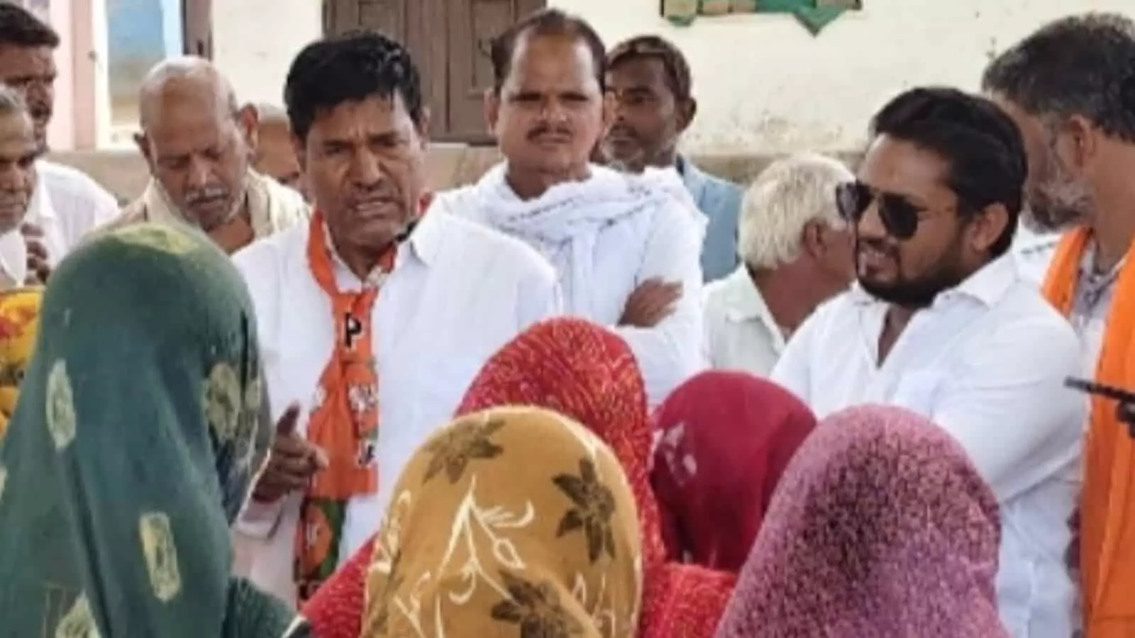 बारां में जनसंवाद यात्रा के दौरान ग्रामीणों को संबोधित करते विधायक राधेश्याम बैरवा बारां में जनसंवाद यात्रा के दौरान ग्रामीणों को संबोधित करते विधायक राधेश्याम बैरवा
