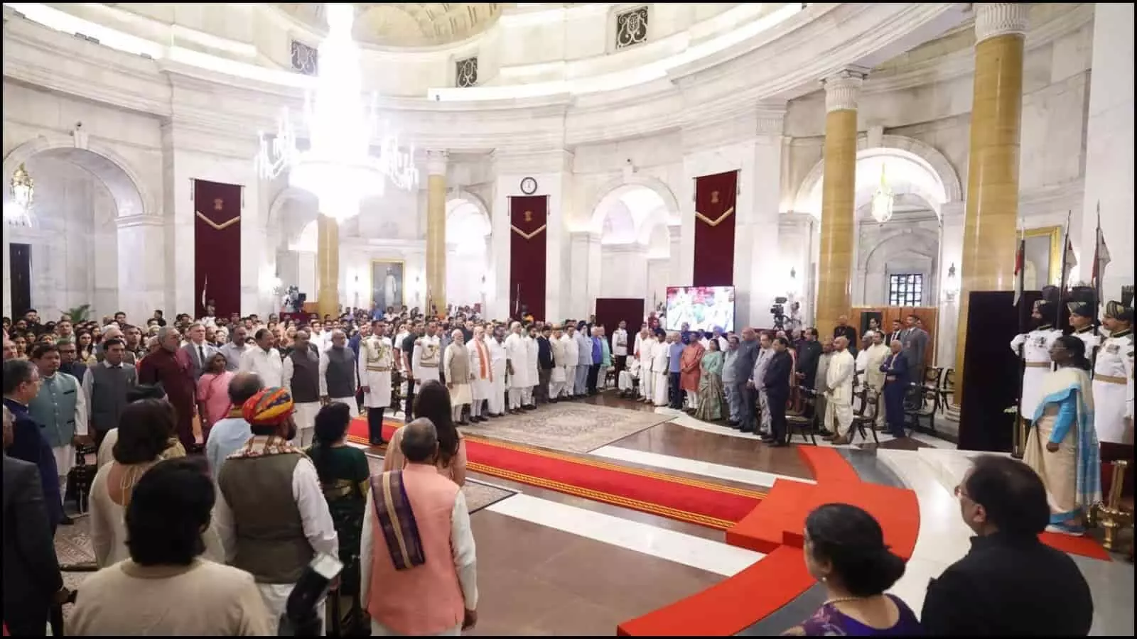 राष्ट्रपति भवन के दरबार हॉल में पद्म पुरस्कार समारोह के दौरान राष्ट्रगान के लिए खड़े विशिष्ट अतिथि और पुरस्कार विजेता। राष्ट्रपति भवन के दरबार हॉल में पद्म पुरस्कार समारोह के दौरान राष्ट्रगान के लिए खड़े विशिष्ट अतिथि और पुरस्कार विजेता।