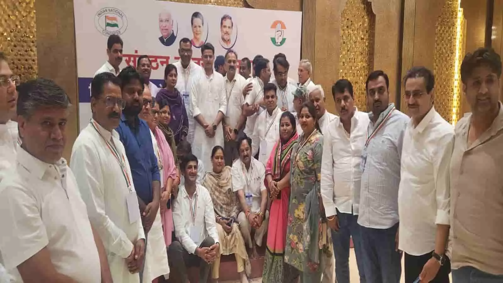 पुष्कर वैली रिसॉर्ट में राष्ट्रीय नेता सचिन पायलट के साथ खड़े प्रतापगढ़ कांग्रेस जिलाध्यक्ष दिग्विजय सिंह पुरावत और अन्य पार्टी कार्यकर्ता पुष्कर वैली रिसॉर्ट में राष्ट्रीय नेता सचिन पायलट के साथ खड़े प्रतापगढ़ कांग्रेस जिलाध्यक्ष दिग्विजय सिंह पुरावत और अन्य पार्टी कार्यकर्ता