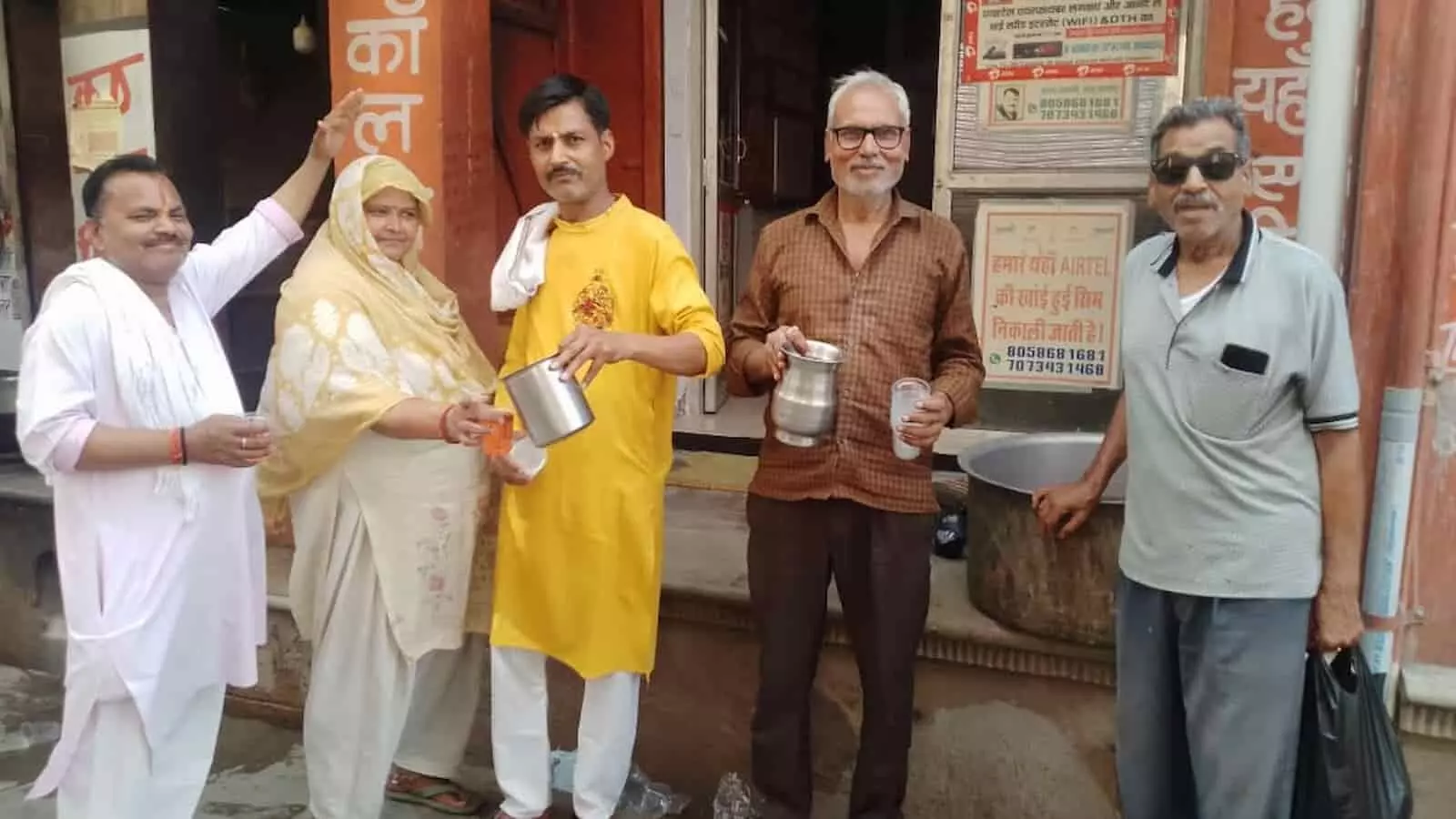 भुसावर में दुकान के बाहर राहगीरों को शरबत बांटते लोग भुसावर में दुकान के बाहर राहगीरों को शरबत बांटते लोग