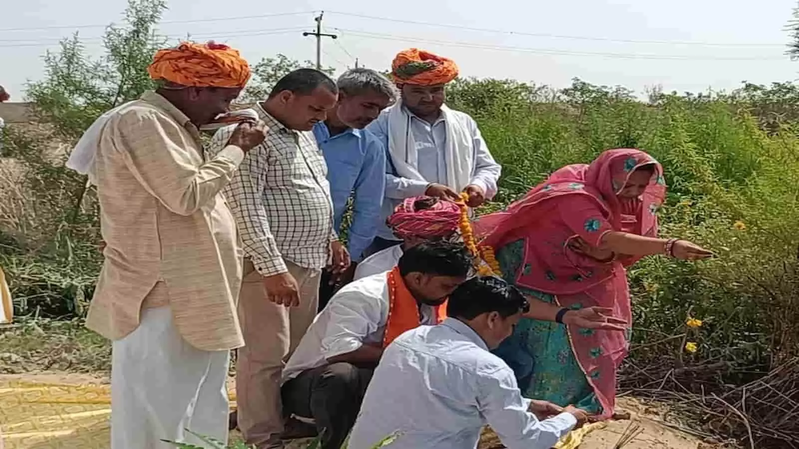 बाछरैन के तालाब पर जल संरक्षण अभियान के दौरान पूजा-अर्चना करते ग्रामीण और अधिकारी। बाछरैन के तालाब पर जल संरक्षण अभियान के दौरान पूजा-अर्चना करते ग्रामीण और अधिकारी।