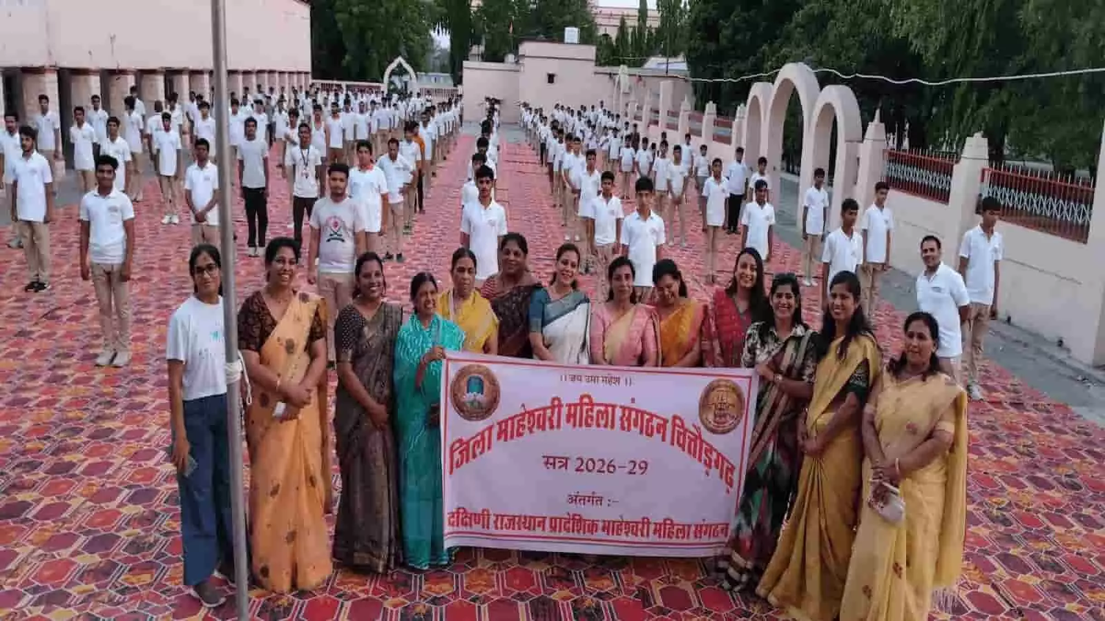 चित्तौड़गढ़ आर्य गुरुकुल परिसर में बैनर पकड़े खड़ीं महिला संगठन की पदाधिकारी और पीछे कतारों में खड़े प्रशिक्षणार्थी बच्चे। चित्तौड़गढ़ आर्य गुरुकुल परिसर में बैनर पकड़े खड़ीं महिला संगठन की पदाधिकारी और पीछे कतारों में खड़े प्रशिक्षणार्थी बच्चे।