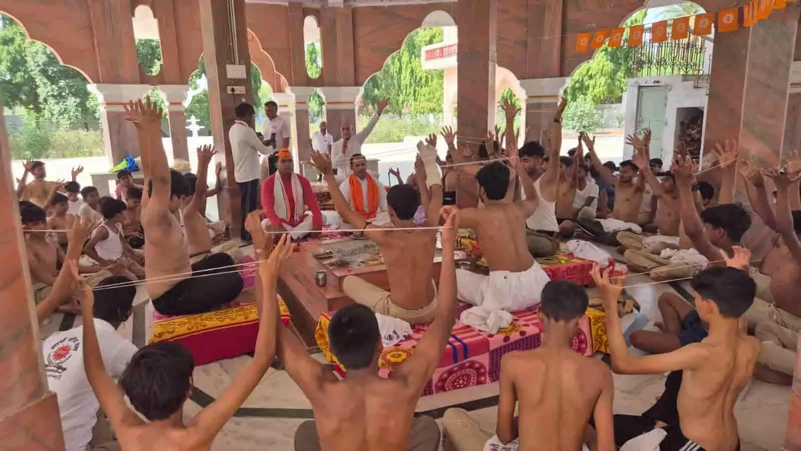 श्री गुरुकुल चित्तौड़गढ़ में आयोजित प्रांतीय शिविर के दौरान यज्ञवेदी के पास बैठकर सामूहिक जनेऊ संस्कार की दीक्षा लेते हुए युवा आर्य वीर। श्री गुरुकुल चित्तौड़गढ़ में आयोजित प्रांतीय शिविर के दौरान यज्ञवेदी के पास बैठकर सामूहिक जनेऊ संस्कार की दीक्षा लेते हुए युवा आर्य वीर।