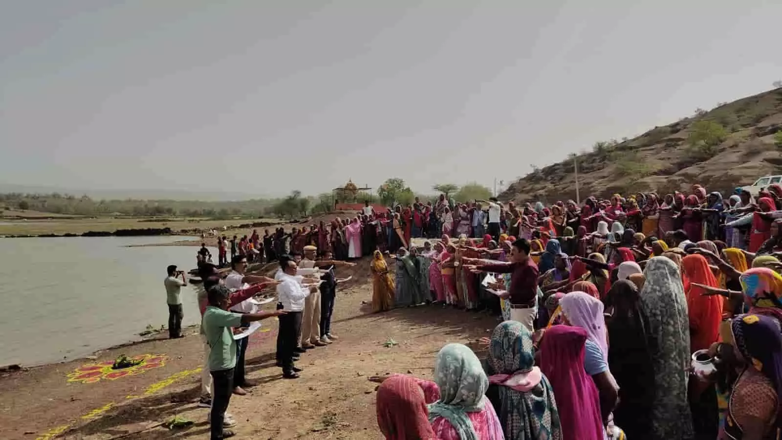 चित्तौड़गढ़ में वंदे गंगा जल संरक्षण अभियान के तहत तालाब के किनारे शपथ लेते हुए ग्रामीण और अधिकारी। चित्तौड़गढ़ में वंदे गंगा जल संरक्षण अभियान के तहत तालाब के किनारे शपथ लेते हुए ग्रामीण और अधिकारी।