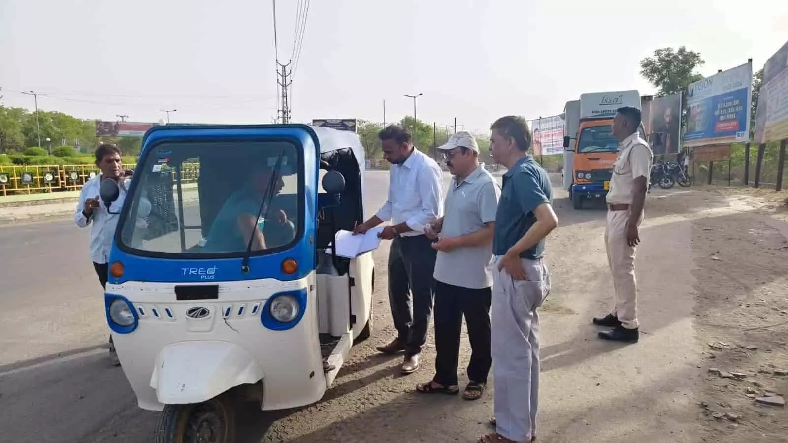 चित्तौड़गढ़ में सड़क किनारे खड़े थ्री-व्हीलर वाहन में रखे दूध की जांच करते खाद्य सुरक्षा अधिकारी और टीम। चित्तौड़गढ़ में सड़क किनारे खड़े थ्री-व्हीलर वाहन में रखे दूध की जांच करते खाद्य सुरक्षा अधिकारी और टीम।