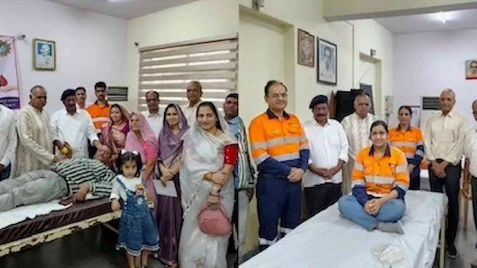 चंदेरिया के मजदूर संघ कार्यालय में चिकित्सा कर्मचारियों की उपस्थिति में बेड पर लेटकर रक्तदान करते नागरिक। चंदेरिया के मजदूर संघ कार्यालय में चिकित्सा कर्मचारियों की उपस्थिति में बेड पर लेटकर रक्तदान करते नागरिक।