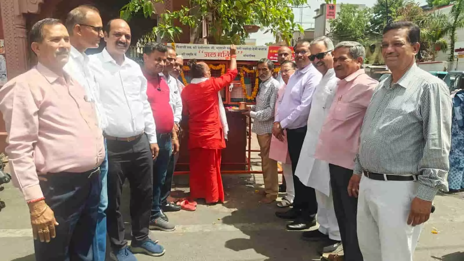 भीलवाड़ा संकट मोचन हनुमान मंदिर के पास महामंडलेश्वर बाबूगिरी महाराज और गणमान्य नागरिक जल सरिता प्याऊ का उद्घाटन करते हुए। भीलवाड़ा संकट मोचन हनुमान मंदिर के पास महामंडलेश्वर बाबूगिरी महाराज और गणमान्य नागरिक जल सरिता प्याऊ का उद्घाटन करते हुए।