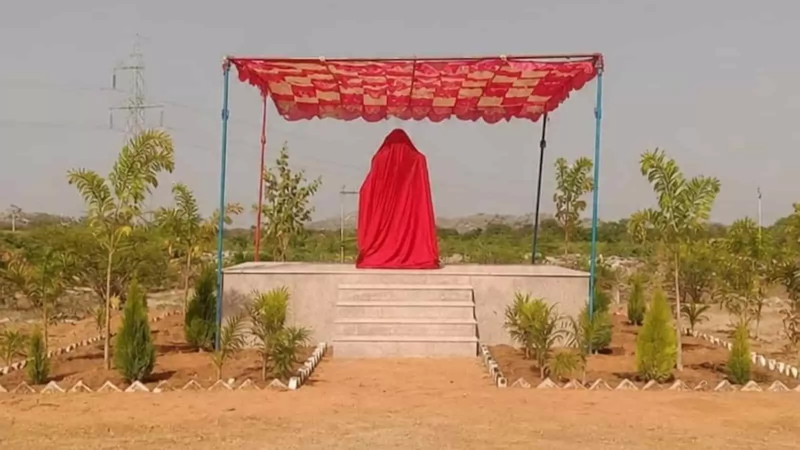 केलवा के हरिओम उपवन परिसर में लाल कपड़े से ढकी पूर्व सांसद हरिओम सिंह राठौड़ की नवनिर्मित प्रतिमा केलवा के हरिओम उपवन परिसर में लाल कपड़े से ढकी पूर्व सांसद हरिओम सिंह राठौड़ की नवनिर्मित प्रतिमा