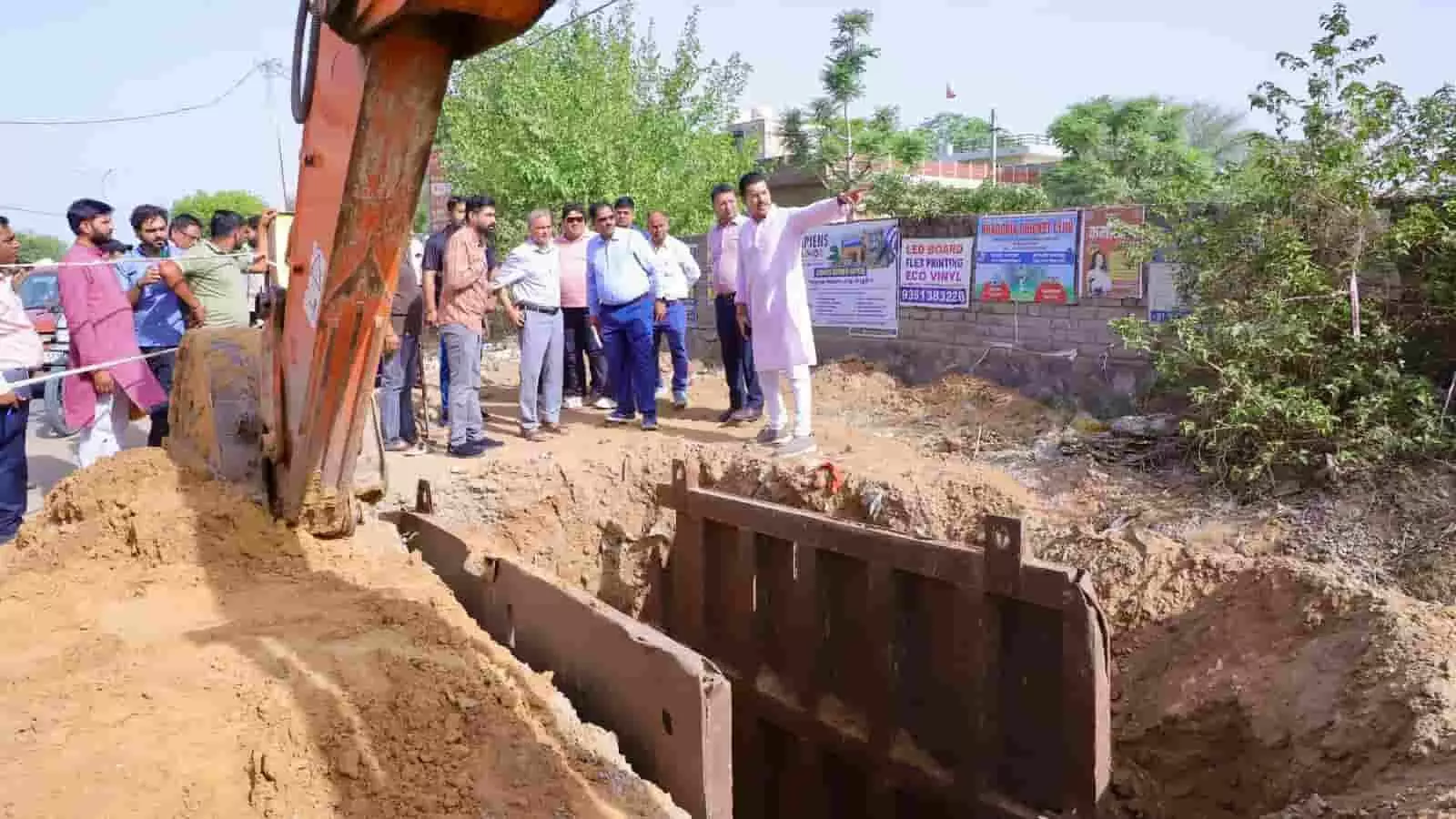 झोटवाड़ा में कर्नल राज्यवर्धन राठौड़ खुदाई स्थल पर अधिकारियों को निर्देश देते हुए झोटवाड़ा में कर्नल राज्यवर्धन राठौड़ खुदाई स्थल पर अधिकारियों को निर्देश देते हुए