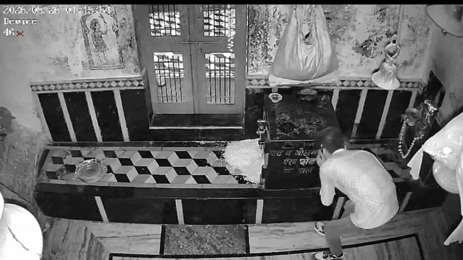 केलवा के पिलारा देवरा मंदिर में दान पेटी के पास खड़ा अज्ञात युवक चोरी का प्रयास करते हुए। केलवा के पिलारा देवरा मंदिर में दान पेटी के पास खड़ा अज्ञात युवक चोरी का प्रयास करते हुए।