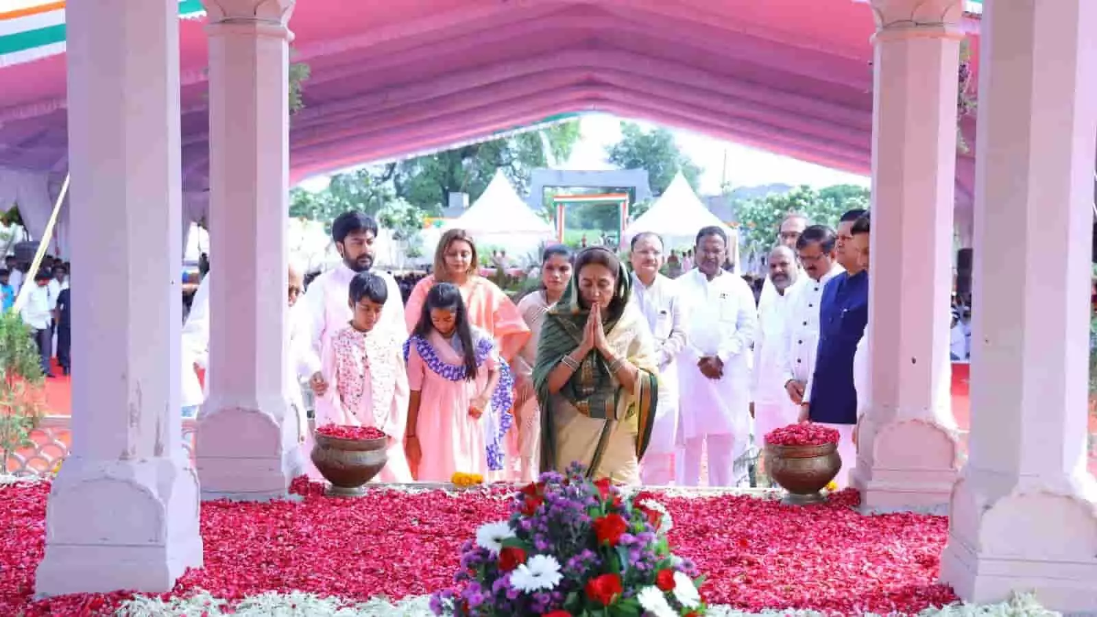 विलासराव देशमुख की जयंती पर बाभळगाव में श्रद्धांजलि देते परिजन और नागरिक। विलासराव देशमुख की जयंती पर बाभळगाव में श्रद्धांजलि देते परिजन और नागरिक।