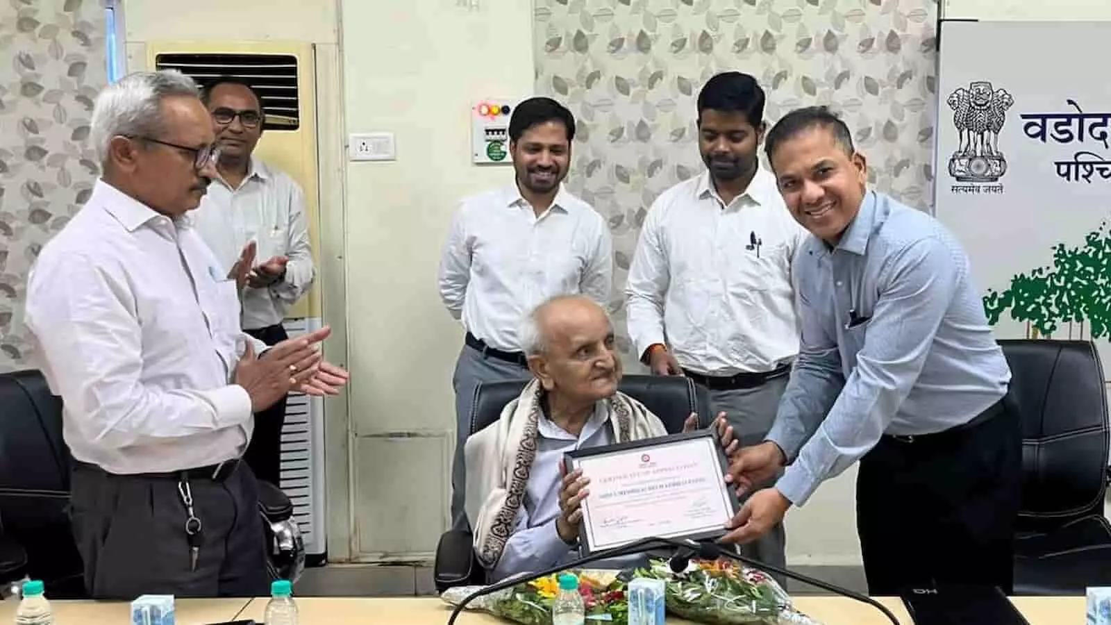 मंडल रेल प्रबंधक राजू भडके सेवानिवृत्त कर्मचारी उमेदभाई बेचरभाई पटेल को वडोदरा में सम्मानित करते हुए। मंडल रेल प्रबंधक राजू भडके सेवानिवृत्त कर्मचारी उमेदभाई बेचरभाई पटेल को वडोदरा में सम्मानित करते हुए।