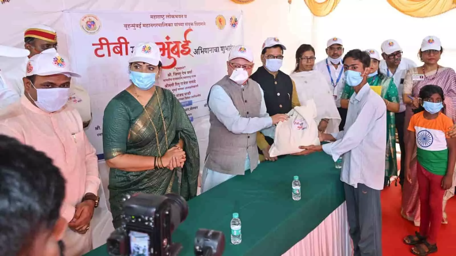 राज्यपाल जिष्णु देव वर्मा सायन अस्पताल में टीबी मरीजों को पोषण किट वितरित कर रहे हैं। राज्यपाल जिष्णु देव वर्मा सायन अस्पताल में टीबी मरीजों को पोषण किट वितरित कर रहे हैं।