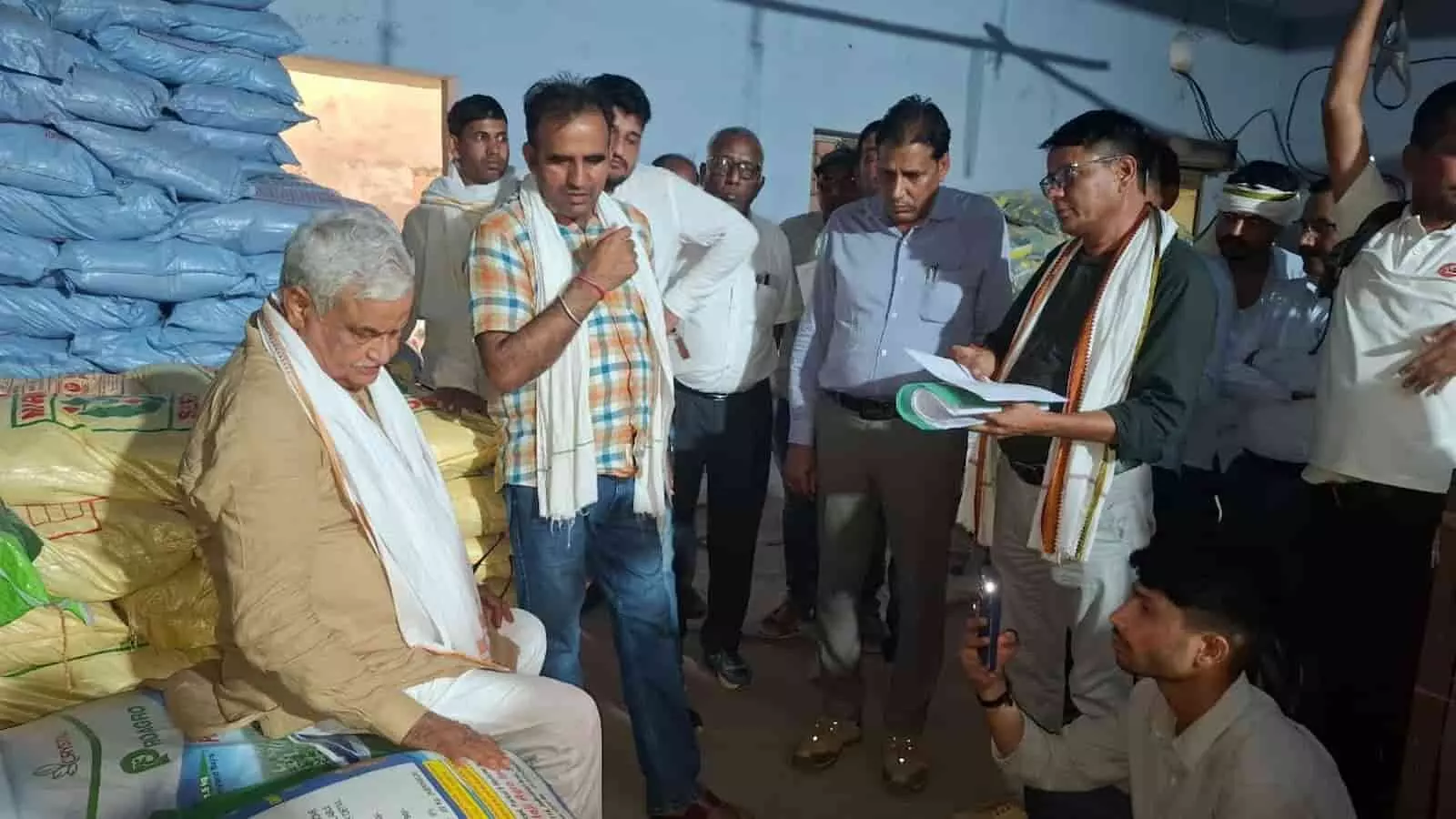 सीकर की बीज फैक्ट्री में खाद और मूंगफली कट्टों के पास जांच करते कृषि मंत्री डॉ. किरोड़ी लाल मीणा।