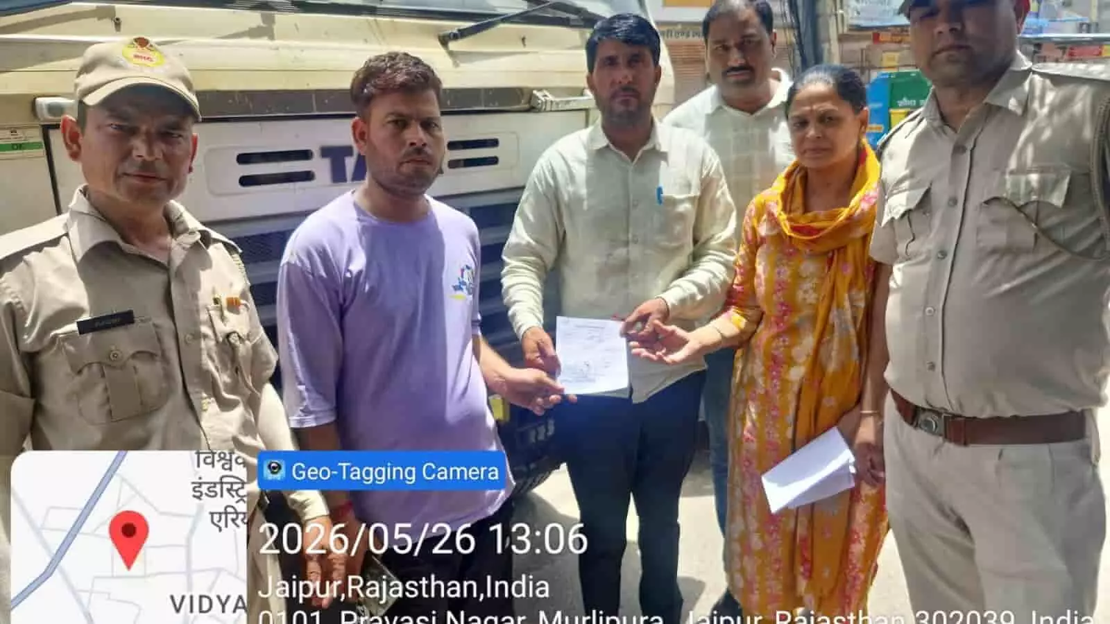 मुरलीपुरा जयपुर में नगर निगम स्वास्थ्य टीम और सतर्कता शाखा के अधिकारी गंदगी फैलाने वाले को चालान थमाते हुए।
