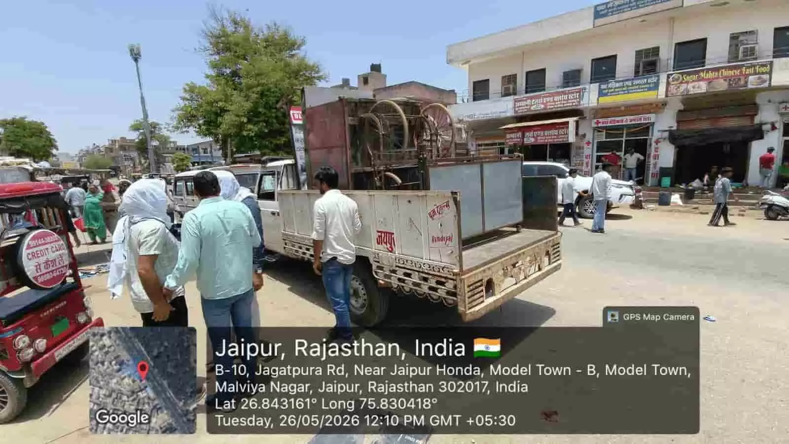 जयपुर के मालवीय नगर में जगतपुरा रोड पर नगर निगम की टीम द्वारा अतिक्रमण विरोधी अभियान के तहत थड़ी-ठेला जब्त करने का दृश्य।