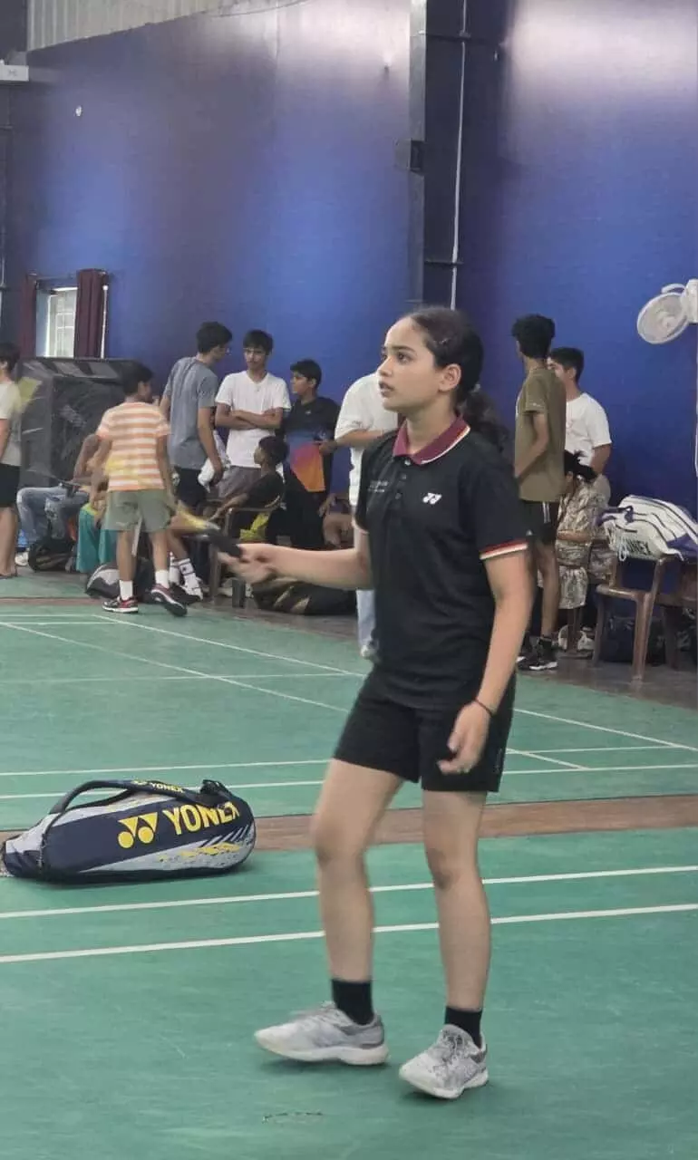 भीलवाड़ा की फॉर आर्म्स बैडमिंटन एकेडमी में जिला स्तरीय प्रतियोगिता के दौरान मैच खेलता हुआ एक युवा खिलाड़ी। भीलवाड़ा की फॉर आर्म्स बैडमिंटन एकेडमी में जिला स्तरीय प्रतियोगिता के दौरान मैच खेलता हुआ एक युवा खिलाड़ी।