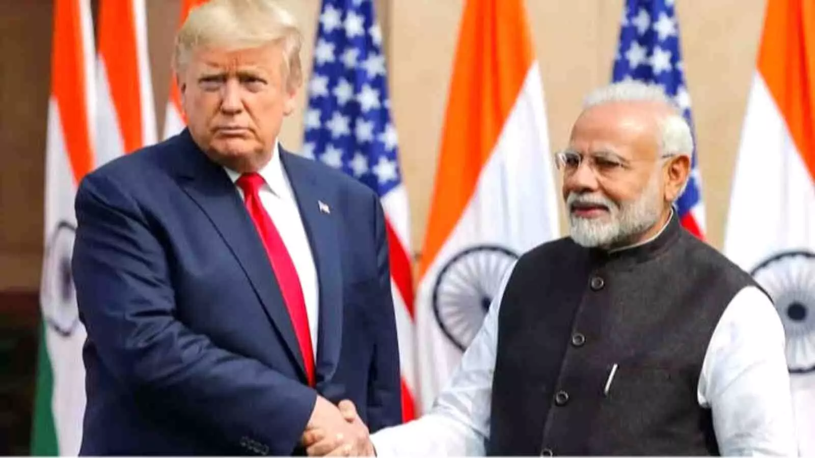 द्विपक्षीय बैठक के दौरान हाथ मिलाते हुए अमेरिकी राष्ट्रपति डोनाल्ड ट्रंप और प्रधानमंत्री नरेंद्र मोदी द्विपक्षीय बैठक के दौरान हाथ मिलाते हुए अमेरिकी राष्ट्रपति डोनाल्ड ट्रंप और प्रधानमंत्री नरेंद्र मोदी