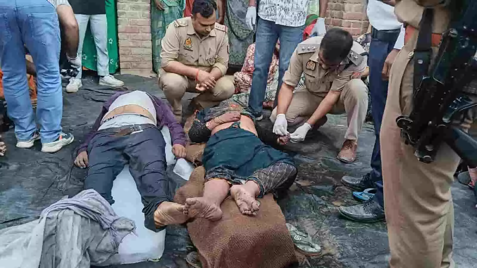 एटा के रशीदपुर गांव में पुलिसकर्मी खेत में मृतक दंपति की जांच करते हुए। एटा के रशीदपुर गांव में पुलिसकर्मी खेत में मृतक दंपति की जांच करते हुए।