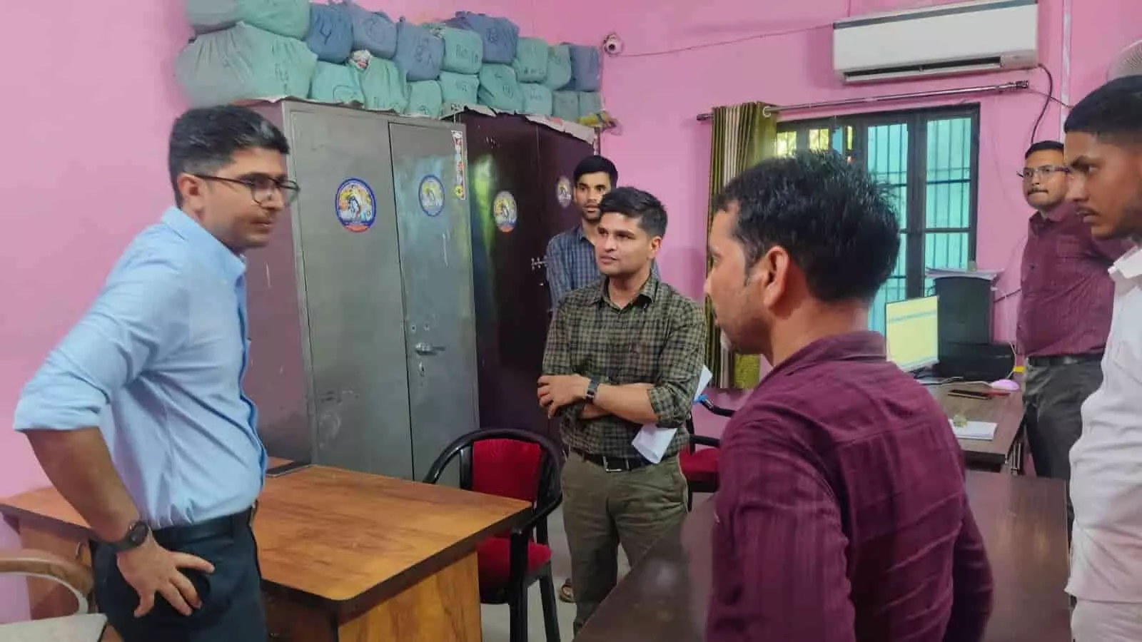 जिला कलेक्टर अक्षय गोदारा नगर परिषद कार्यालय में फाइलों की समीक्षा और निरीक्षण कर रहे हैं। जिला कलेक्टर अक्षय गोदारा नगर परिषद कार्यालय में फाइलों की समीक्षा और निरीक्षण कर रहे हैं।