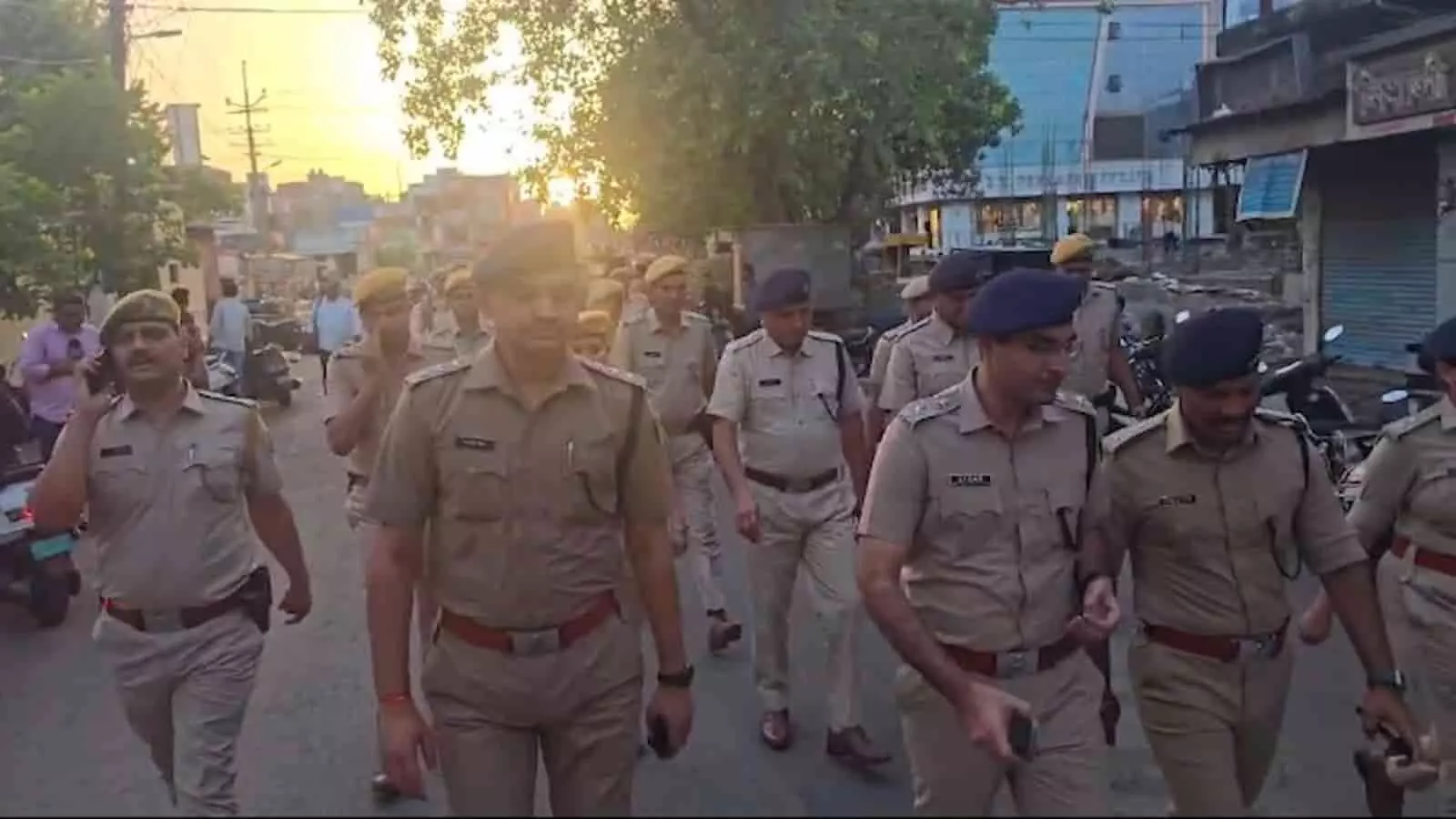 भीलवाड़ा में पुलिस अधीक्षक और पुलिस बल द्वारा आयोजित शांति और सुरक्षा हेतु फ्लैग मार्च। भीलवाड़ा में पुलिस अधीक्षक और पुलिस बल द्वारा आयोजित शांति और सुरक्षा हेतु फ्लैग मार्च।