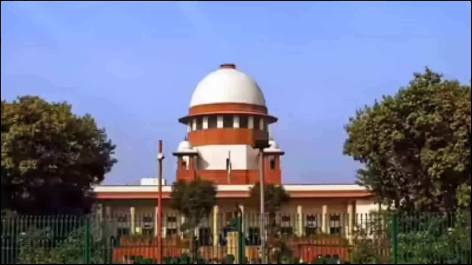 नीले आसमान और हरे पेड़ों के बीच खड़ी सुप्रीम कोर्ट की मुख्य इमारत नई दिल्ली में न्यायिक फैसले के संदर्भ में। नीले आसमान और हरे पेड़ों के बीच खड़ी सुप्रीम कोर्ट की मुख्य इमारत नई दिल्ली में न्यायिक फैसले के संदर्भ में।