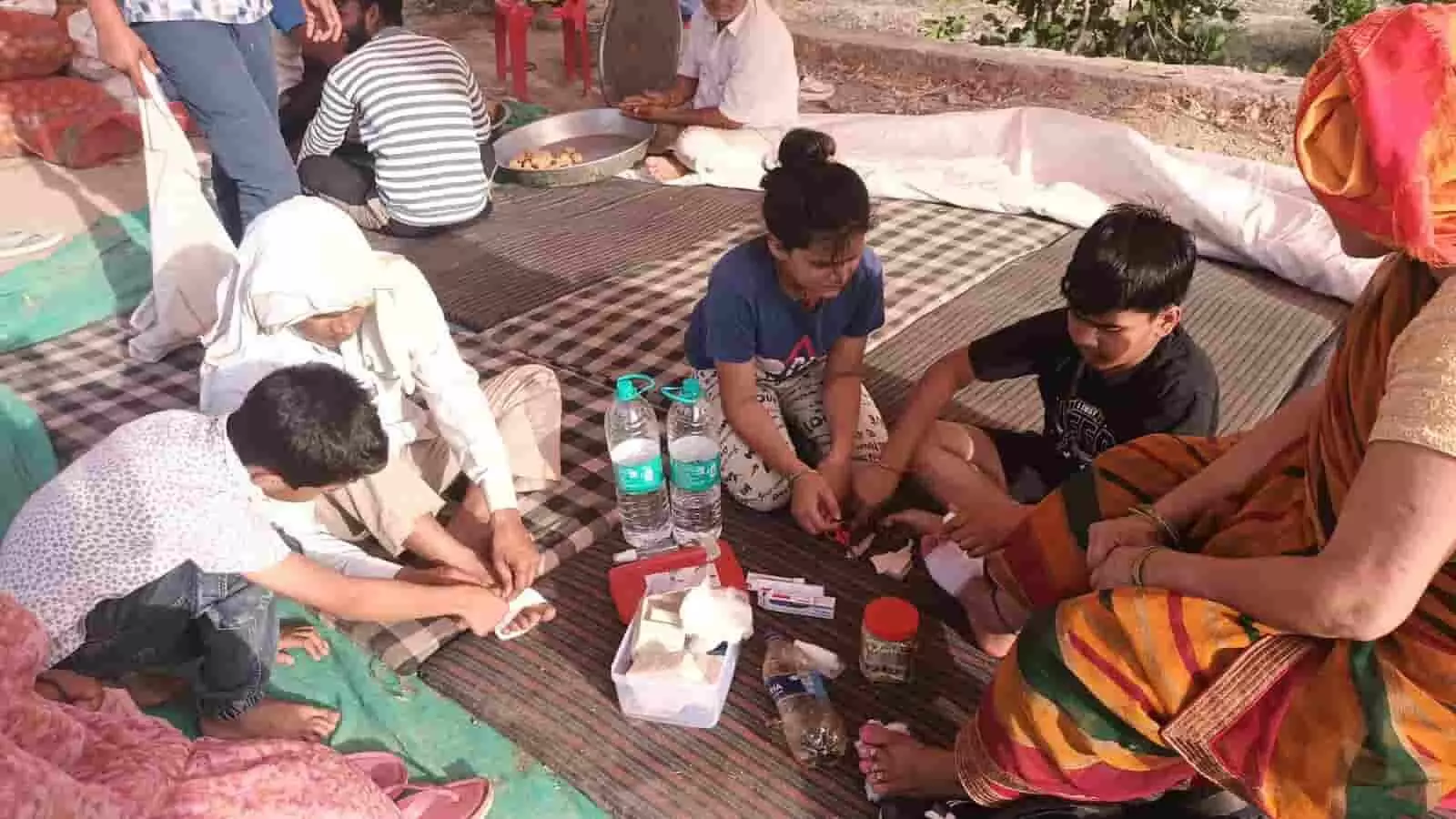 डीग में स्थानीय बच्चे ब्रज चौरासी कोस परिक्रमा कर रहे श्रद्धालुओं की मरहम-पट्टी कर रहे हैं। डीग में स्थानीय बच्चे ब्रज चौरासी कोस परिक्रमा कर रहे श्रद्धालुओं की मरहम-पट्टी कर रहे हैं।