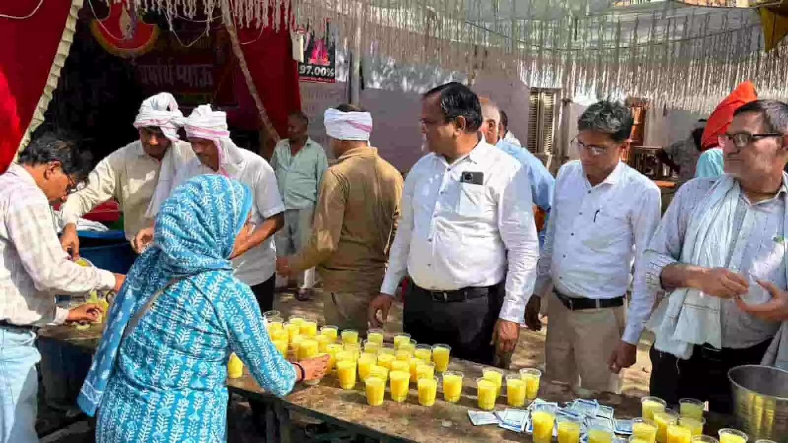 स्वास्थ्य विभाग के अधिकारी डीग में बृज 84 कोस परिक्रमा यात्रियों को ठंडाई वितरित कर रहे हैं। स्वास्थ्य विभाग के अधिकारी डीग में बृज 84 कोस परिक्रमा यात्रियों को ठंडाई वितरित कर रहे हैं।
