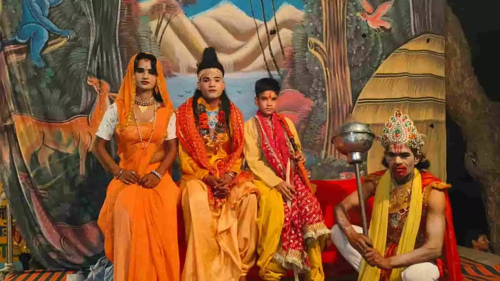 बयाना के नगला भगोरी में रामलीला मंचन के दौरान राम दरबार की झांकी में उपस्थित कलाकार।
