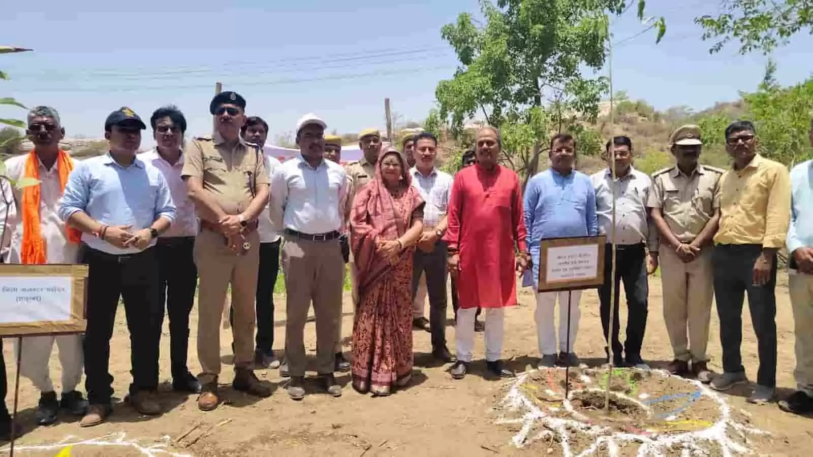 जयसमंद में वन्दे गंगा अभियान के दौरान पौधा लगाते मंत्री हेमंत मीणा और प्रशासनिक अधिकारी।