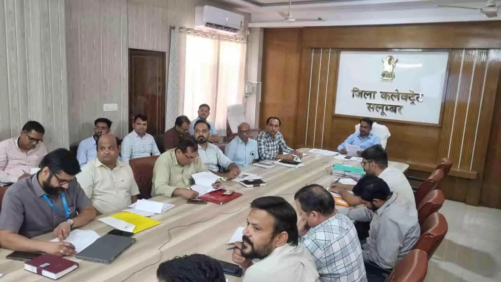 सलूंबर जिला कलेक्टरेट सभागार में कलक्टर की अध्यक्षता में बैठक करते अधिकारी।