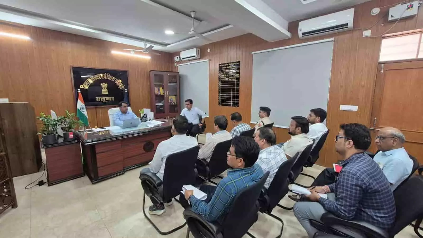 सलूंबर जिला कलक्टर कार्यालय में अधिकारियों के साथ बैठक करते जिला कलक्टर मुहम्मद जुनेद पी पी।