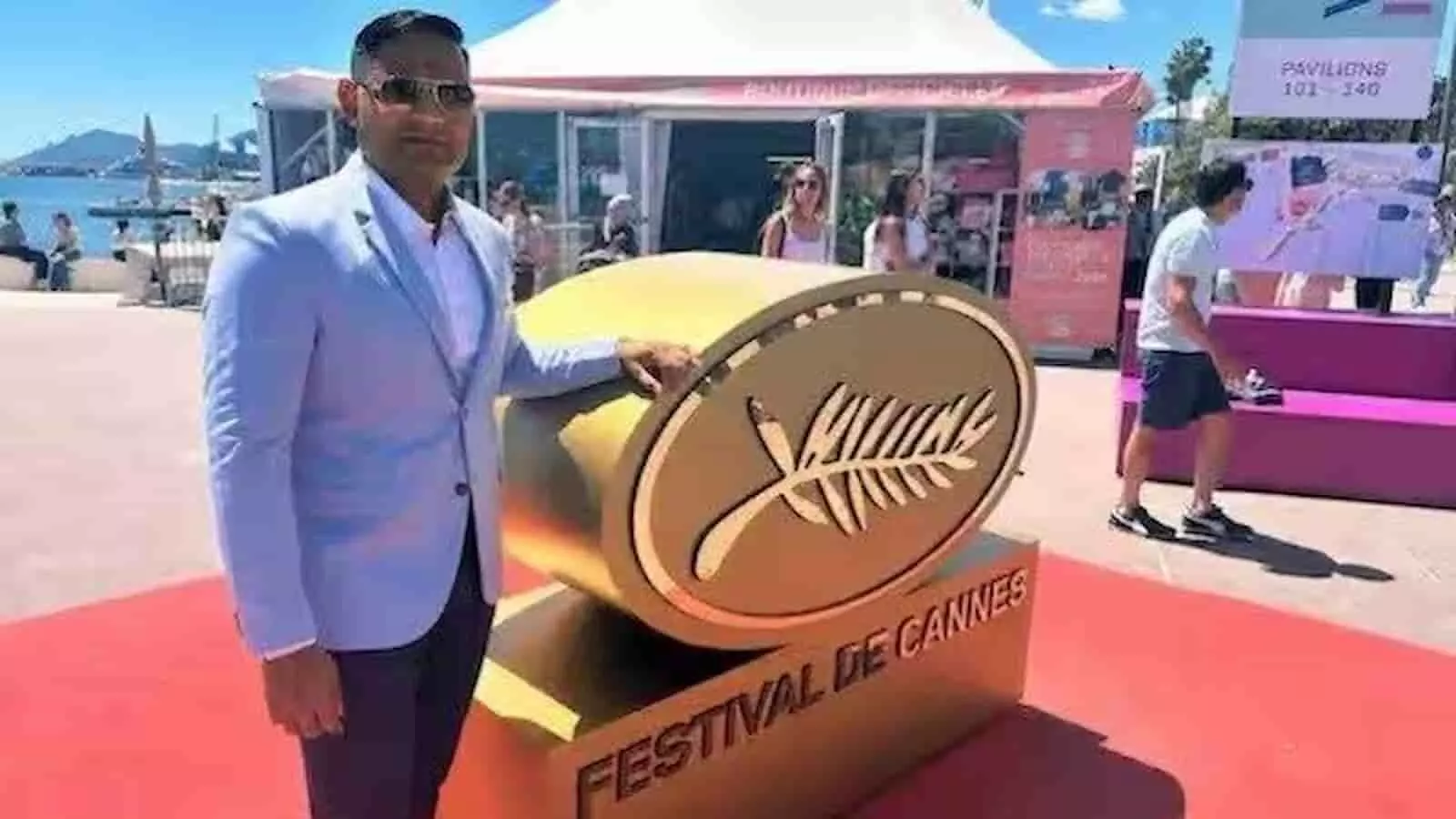 संदीप पटेल कान्स फिल्म फेस्टिवल में अपनी फिल्म परियोजनाओं का प्रचार करते हुए दिख रहे हैं। संदीप पटेल कान्स फिल्म फेस्टिवल में अपनी फिल्म परियोजनाओं का प्रचार करते हुए दिख रहे हैं।