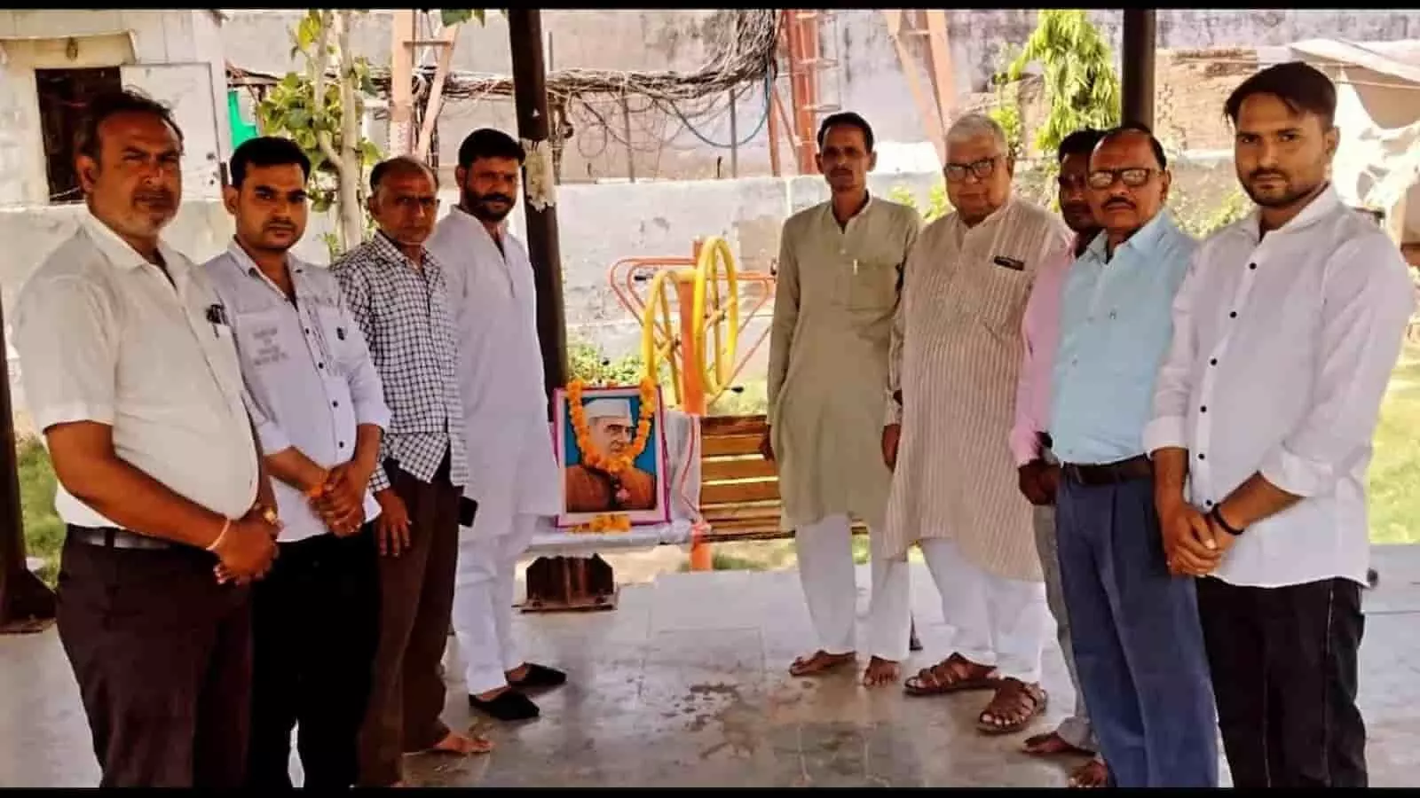 नगर स्थित गांधी पार्क में पंडित जवाहरलाल नेहरू की पुण्यतिथि पर श्रद्धांजलि देते कांग्रेस कार्यकर्ता।
