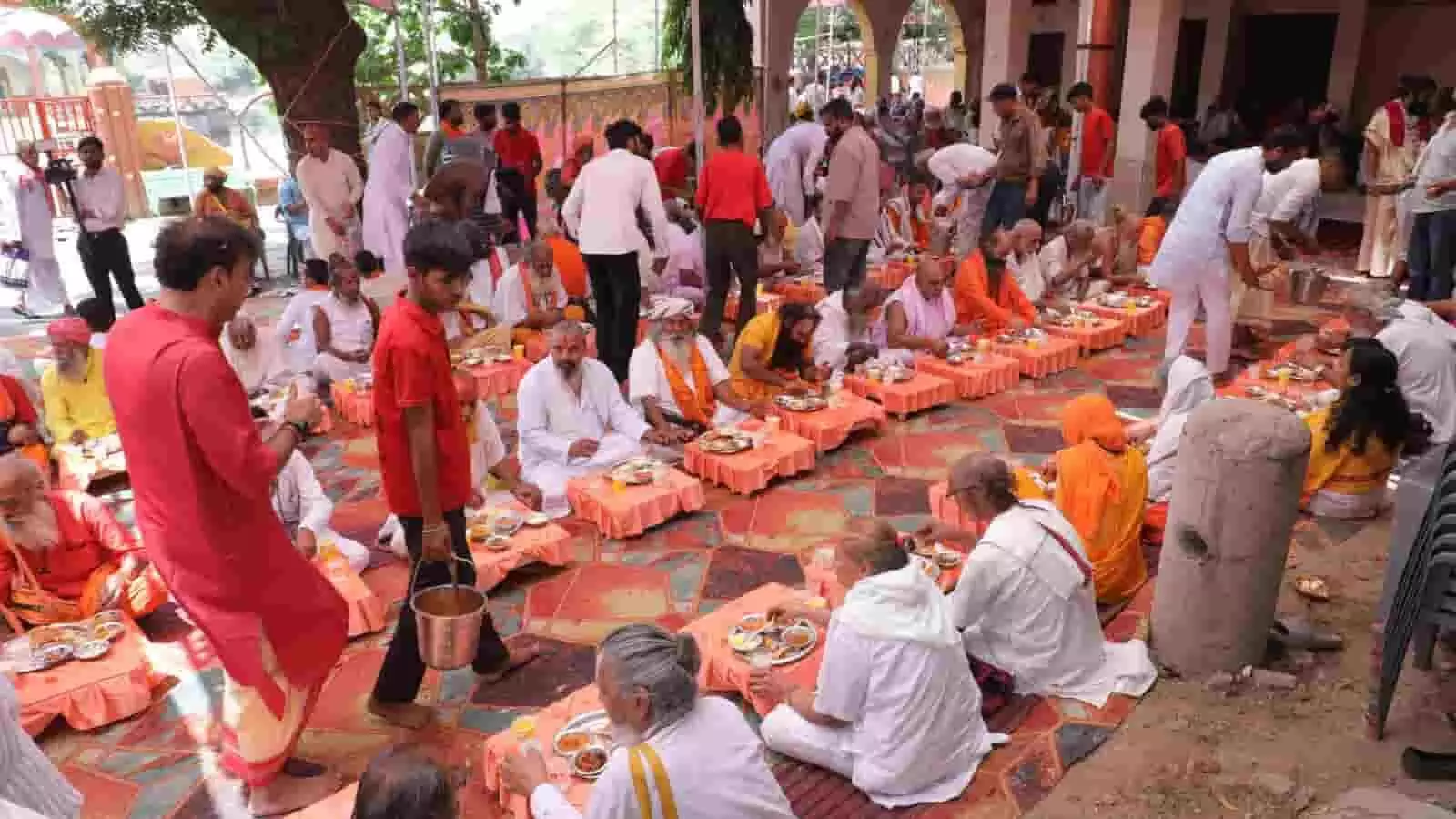 भीलवाड़ा के देवरिया बालाजी आश्रम में जमीन पर बैठकर भोजन प्रसाद ग्रहण करते हिंदू संत और श्रद्धालु। भीलवाड़ा के देवरिया बालाजी आश्रम में जमीन पर बैठकर भोजन प्रसाद ग्रहण करते हिंदू संत और श्रद्धालु।