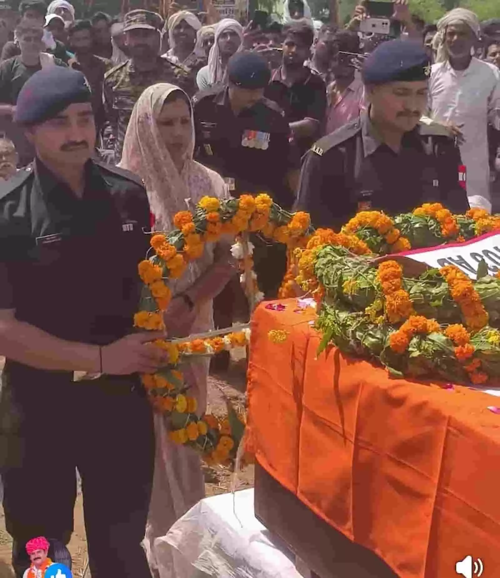 भरतपुर के करावली में सेना के जवान और ग्रामीण शहीद मानसिंह गुर्जर की पार्थिव देह पर पुष्पचक्र अर्पित कर रहे हैं। भरतपुर के करावली में सेना के जवान और ग्रामीण शहीद मानसिंह गुर्जर की पार्थिव देह पर पुष्पचक्र अर्पित कर रहे हैं।