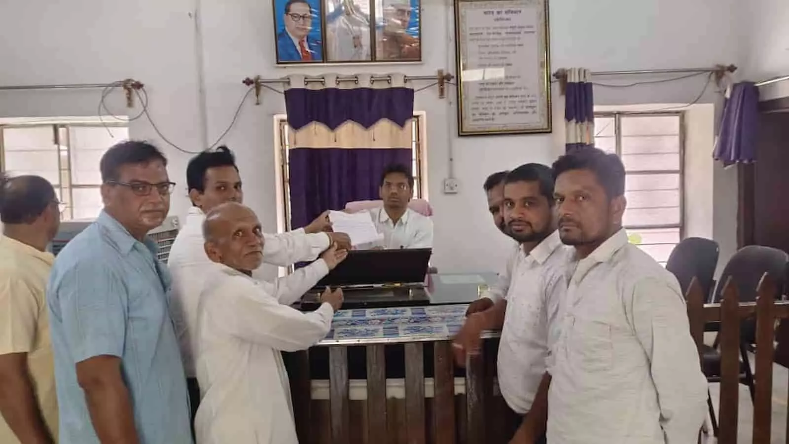 वार्डवासी छोटी सादड़ी में प्रस्तावित वाटर ट्रीटमेंट प्लांट के विरोध में ज्ञापन सौंप रहे हैं। वार्डवासी छोटी सादड़ी में प्रस्तावित वाटर ट्रीटमेंट प्लांट के विरोध में ज्ञापन सौंप रहे हैं।
