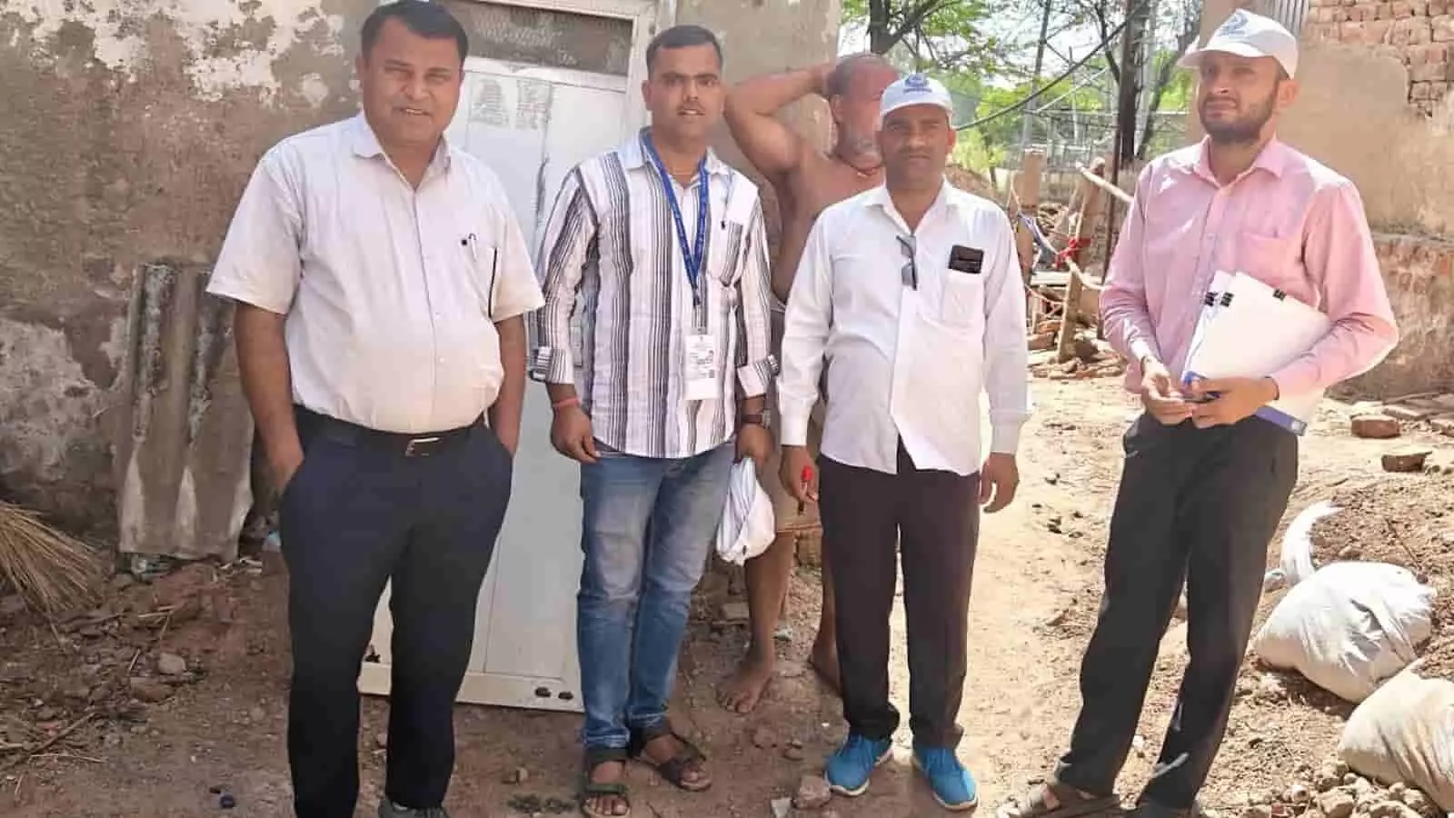 जनूथर में जनगणना कार्य के निरीक्षण के दौरान अधिकारियों और प्रगणकों की टीम खुले स्थान पर खड़ी हुई। जनूथर में जनगणना कार्य के निरीक्षण के दौरान अधिकारियों और प्रगणकों की टीम खुले स्थान पर खड़ी हुई।
