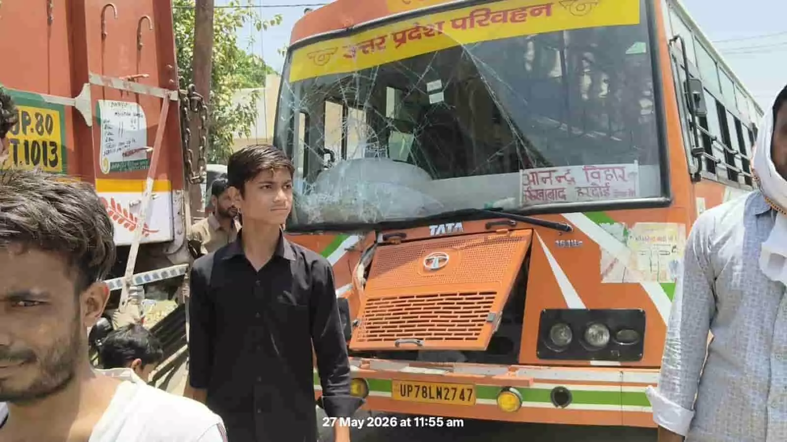 एटा के हत्सारी चौराहे पर खड़े ट्रक से टकराई क्षतिग्रस्त यूपी रोडवेज बस के सामने खड़े लोग। एटा के हत्सारी चौराहे पर खड़े ट्रक से टकराई क्षतिग्रस्त यूपी रोडवेज बस के सामने खड़े लोग।
