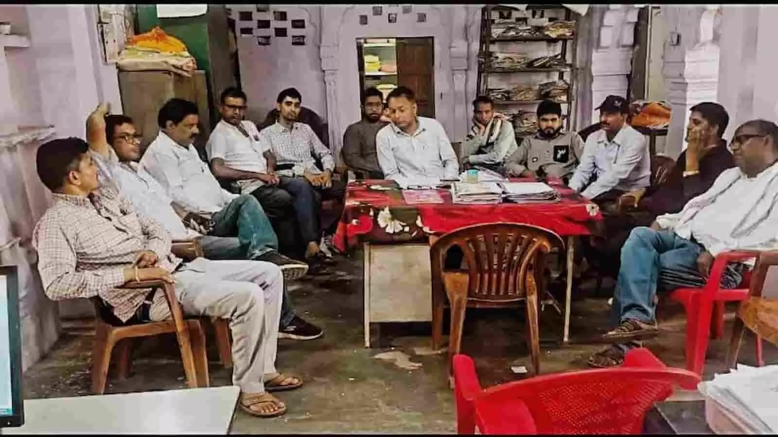 धौलपुर के उपखण्ड कार्यालय में कर्मचारी अपनी मांगों के समर्थन में विरोध प्रदर्शन करते हुए। धौलपुर के उपखण्ड कार्यालय में कर्मचारी अपनी मांगों के समर्थन में विरोध प्रदर्शन करते हुए।