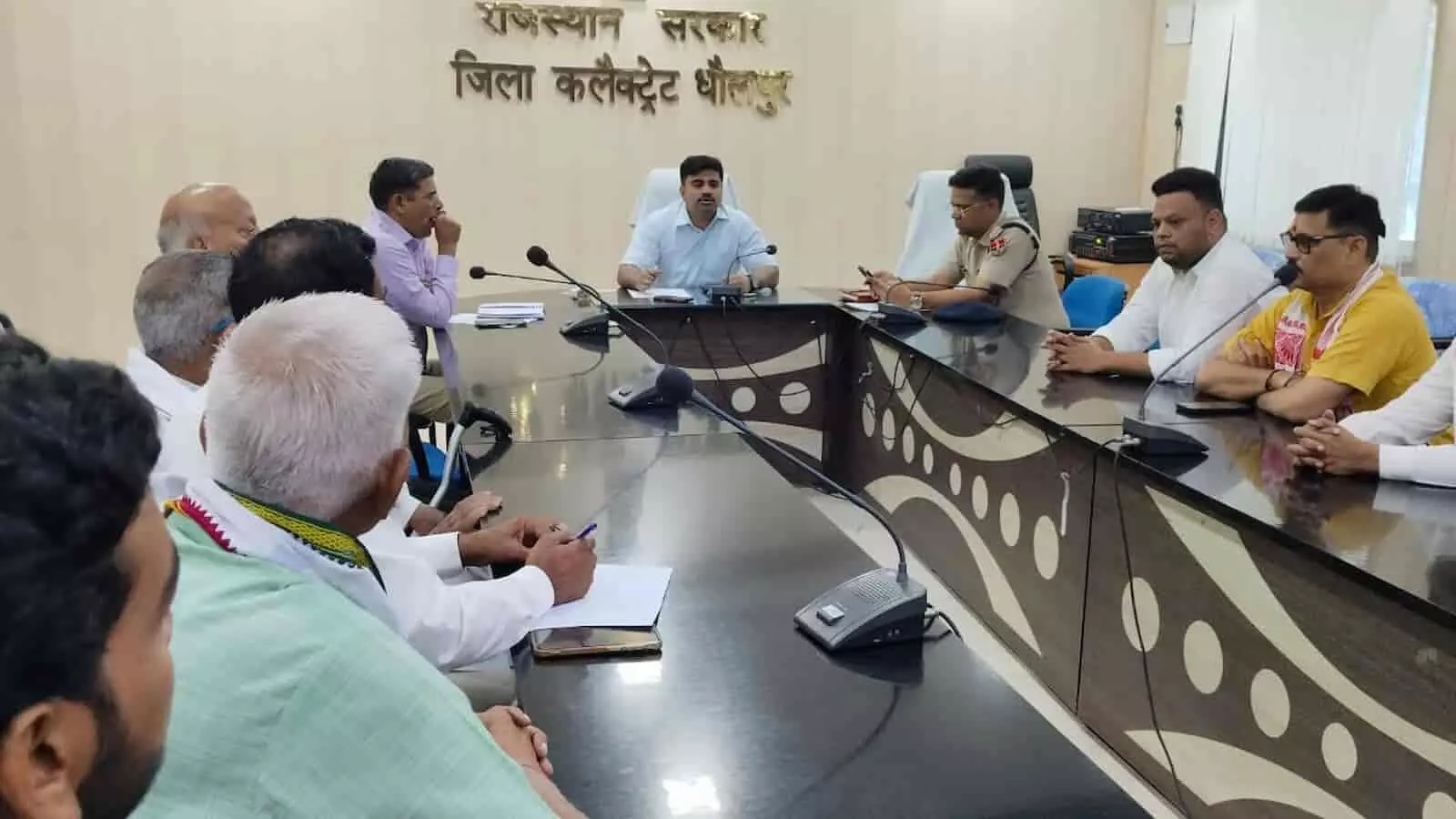 धौलपुर कलेक्ट्रेट में जिला कलेक्टर की अध्यक्षता में आयोजित शांति समिति की बैठक का दृश्य। धौलपुर कलेक्ट्रेट में जिला कलेक्टर की अध्यक्षता में आयोजित शांति समिति की बैठक का दृश्य।