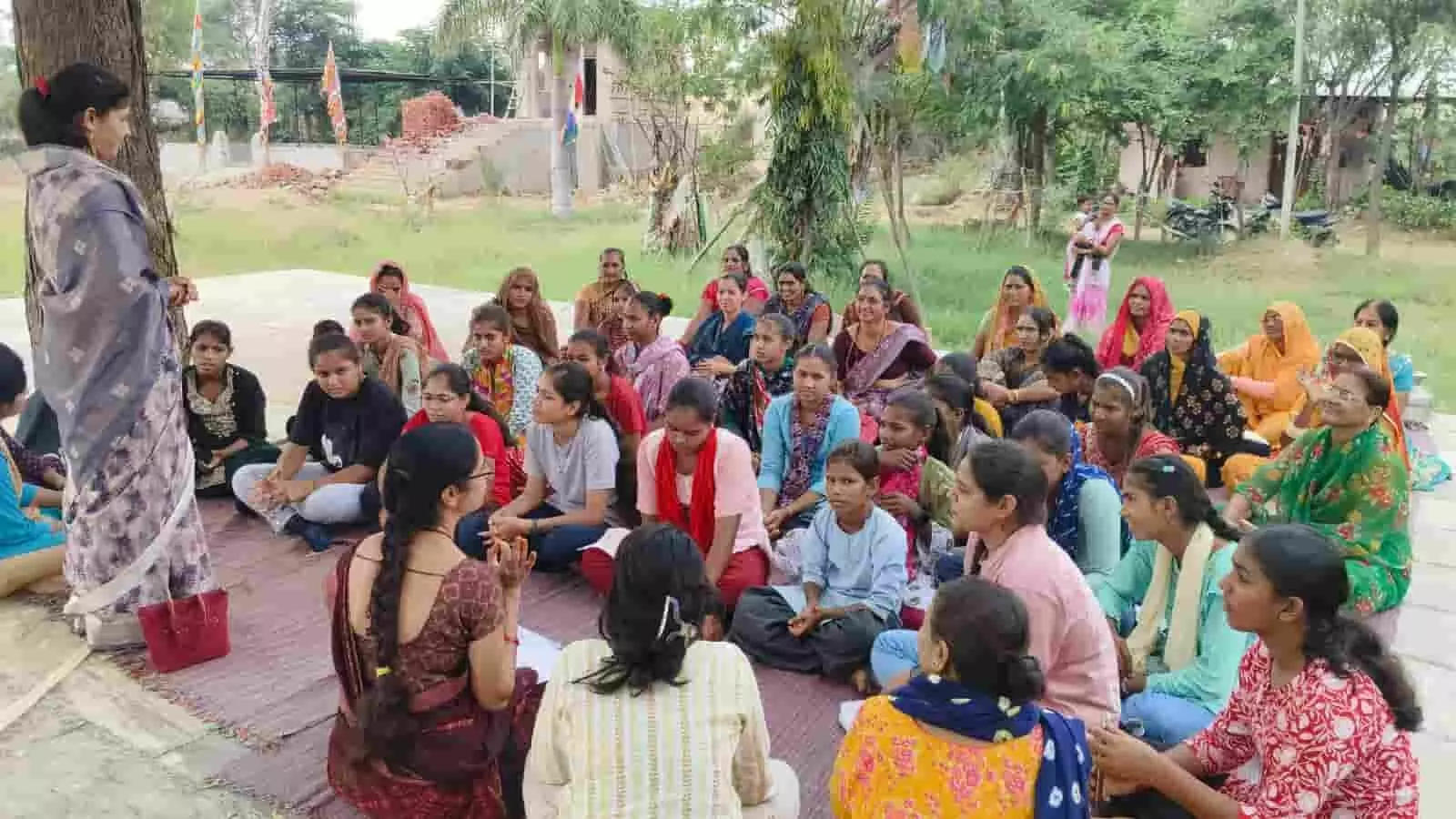 राजसमंद में पेड़ के नीचे दरी पर बैठीं ग्रामीण महिलाओं को मासिक धर्म स्वच्छता की जानकारी देतीं भावना पालीवाल। राजसमंद में पेड़ के नीचे दरी पर बैठीं ग्रामीण महिलाओं को मासिक धर्म स्वच्छता की जानकारी देतीं भावना पालीवाल।