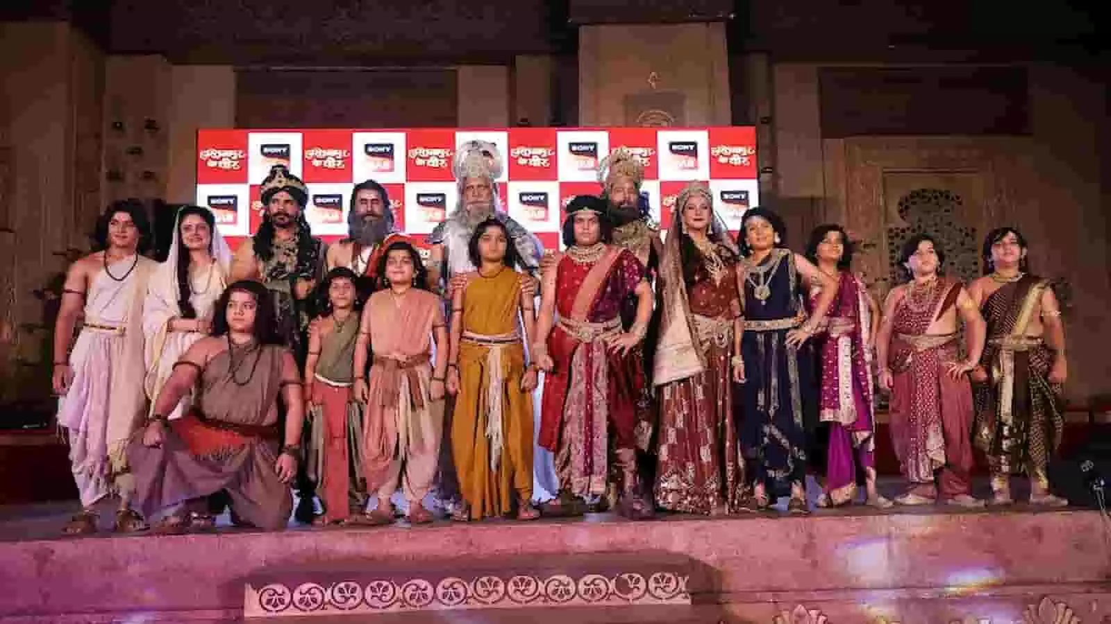हस्तिनापुर के वीर शो के कलाकार पारंपरिक पोशाक में मुंबई के प्रमोशनल स्टेज पर खड़े हैं। हस्तिनापुर के वीर शो के कलाकार पारंपरिक पोशाक में मुंबई के प्रमोशनल स्टेज पर खड़े हैं।